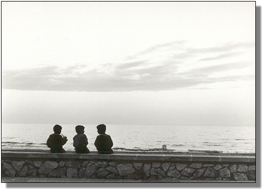 Drei Buben am abendlichen Meer / Three Boys at the Evening Sea