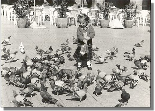 Mädchen mit Tauben / Girl with Pigeons